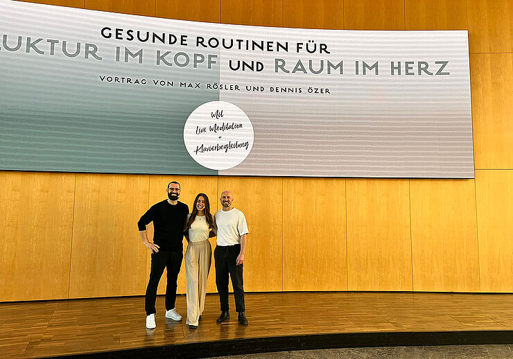 V. l. n. r.: ich, Maja und Max auf der Bühne des großen Sitzungssaals im Rathaus Stuttgart