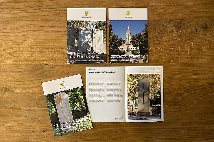 Broschüren für die Stadt Crailsheim zu den Themen „Bestattungspark und Ehrenhain“, „Bestattungsarten – Friedhöfe in Crailsheim“ und „Der Crailsheimer Reformationsweg“