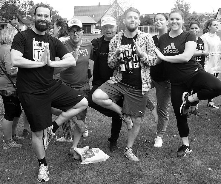 Bestes Team ever: ich, Henry, Yvan, Denis, Mathilde und Katharina – zur Vorbereitung für's Völkerball schwören wir auf Bier-Yoga!